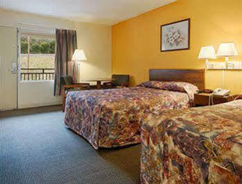 Super 8 By Wyndham Caryville Tn Room photo
